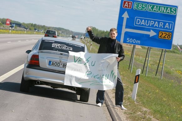 Specialiose interneto svetainėse vairuotojai ieško bendrakeleivių, o keleiviai – vairuotojų.