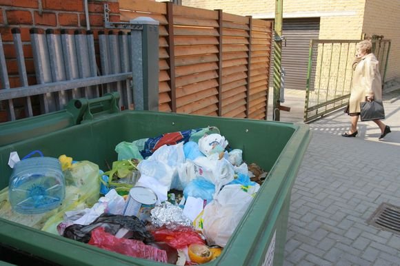 Klaipėdos rajono politikų patvirtinti atliekų surinkimo įkainiai kur kas mažesni nei uostamiestyje. 