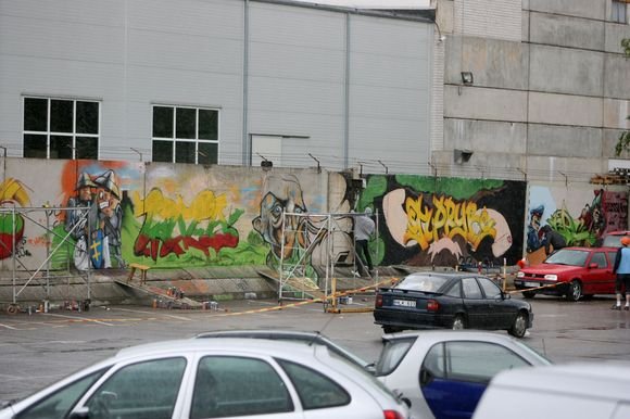 Kauniečiai ir miesto svečiai grafiti technika išmargintas prekybos miestelio „Urmas“ sienas gali pamatyti kasdien darbo valandomis. 