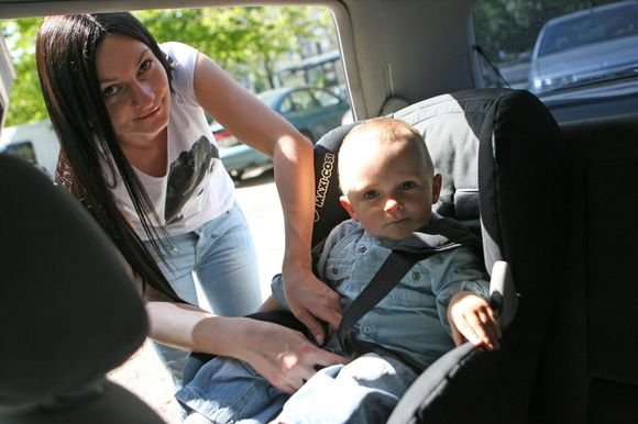 Jauna mama Agnė, savo sūnelį Armandą vežiojanti specialioje kėdutėje, džiaugėsi, kad judrus vaikas labai ramiai joje sėdi.
