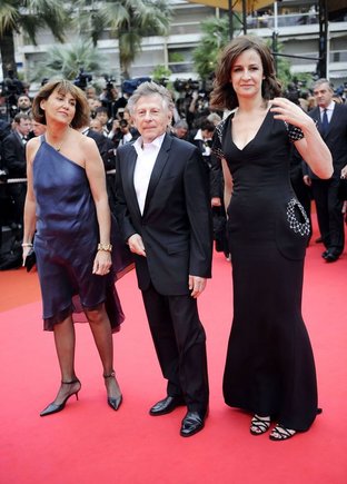 Pernai Kanų kino festivalyje R.Polanskį lydėjo Prancūzijos kultūros ministrė Christine Albonel (kairėje) ir aktorė Valerie Lemercier.