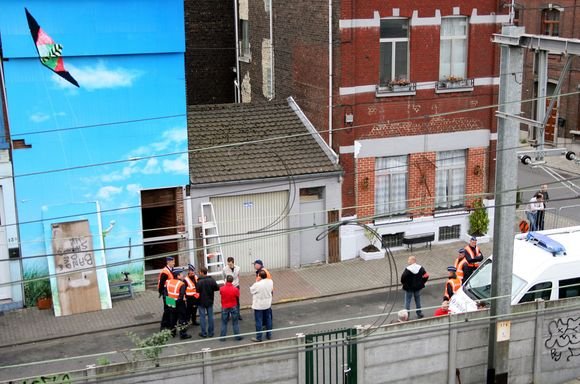 Namas, kurio rūsyje M.Dutroux laikė mergaites ir šiandien tebėra uždengtas milžiniška drobe.