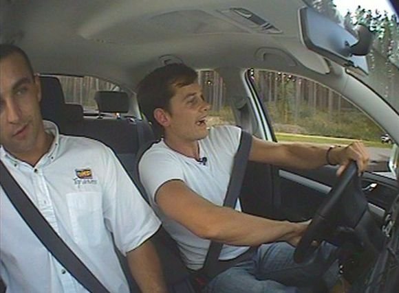 Nerijus Juška prie automobilio vairo