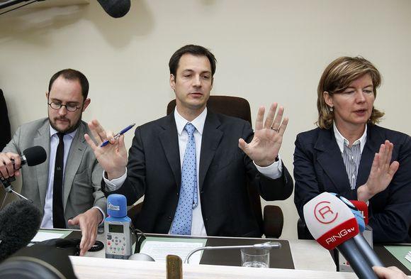 „Open VLD“ partijos prezidentas Alexanderas De Croo (viduryje) teigė, kad partija prarado pasitikėjimą vyriausybe.