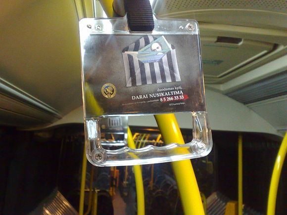 Vilniaus autobusų keleiviai laikysis už rankenų, ant kurių matys visą parą veikiantį STT „karštosios linijos“ telefono numerį.