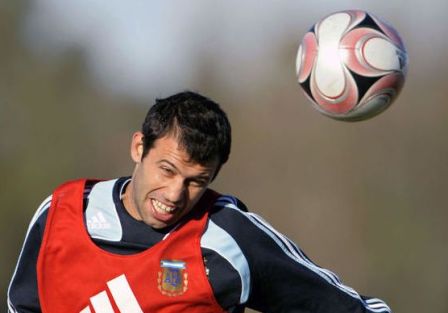 Argentinos futbolo rinktinės kapitonas J.Mascherano kitą sezoną turėtų žaisti Barselonoje