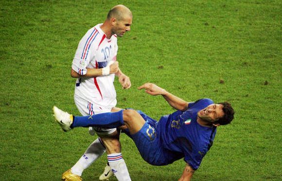 Z.Zidane'as už šį smūgį M.Materazzi neatsiprašys iki mirties.