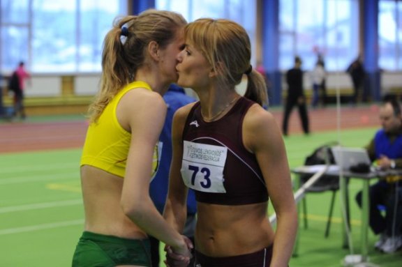 Airinė Palšytė ir Karina Vnukova po kovos