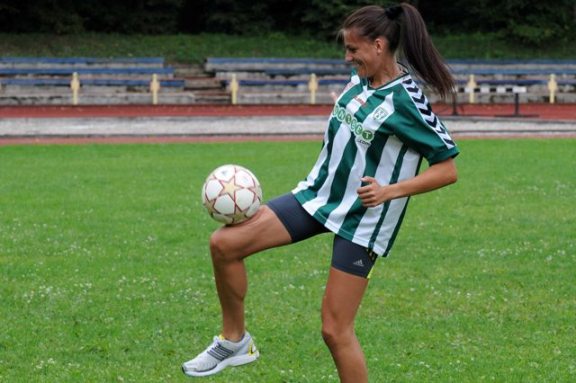 Diana Lobačevskė su futbolo kamuoliu