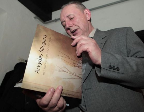 Arvydo Šliogerio rankose – jo knyga „Melancholijos archipelagai“