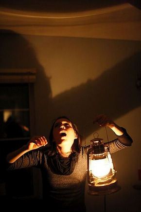 Scena iš Carolyn Forche „Istorijos angelas“ (rež. Emily Mendelsohn, 2009, Kalifornijos menų institutas, JAV)