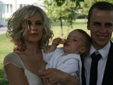 Ginos Kubiliūtės nuotr./Trečiadienio popietę Jurga &Scaron;eduikytė ir jos mylimasis Vidas Bareikis jiems svarbioje vietoje Juodkrantėje sumainė aukso žiedus. Tuo pat metu muzikalioji pora sugalvojo pakrik&scaron;tyti ir savo beveik vienerių metų sūnelį Adą. 