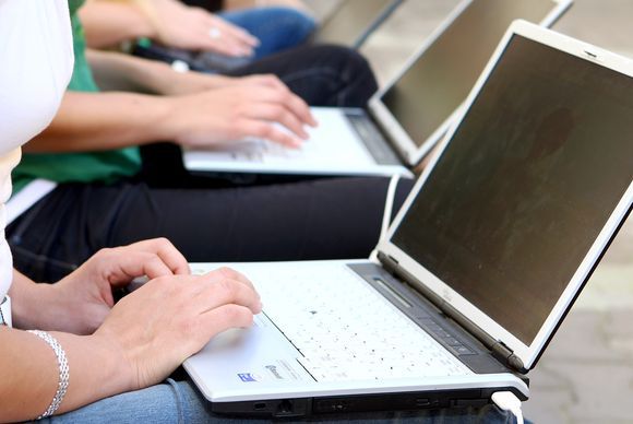 Informacijos dalijimasis tarp žmonių interneto ir mobiliojo ryšio priemonėmis gali tapti viena pagrindinių sėkmingo verslo plėtojimo krypčių ekonomikos sunkmečio sąlygomis.