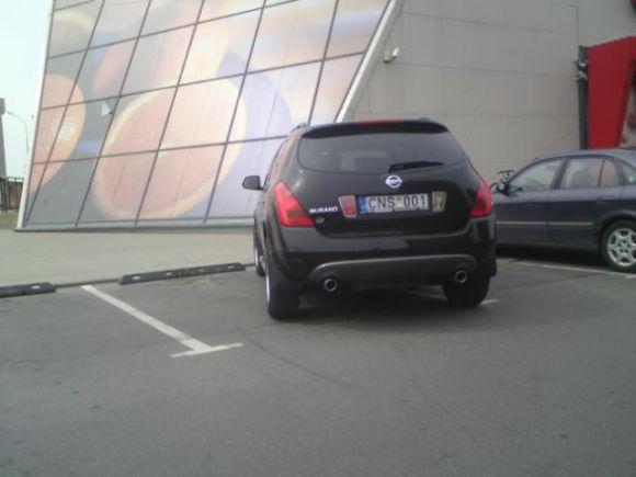 Yalin Mey Polujanskas automobilį stato skersą