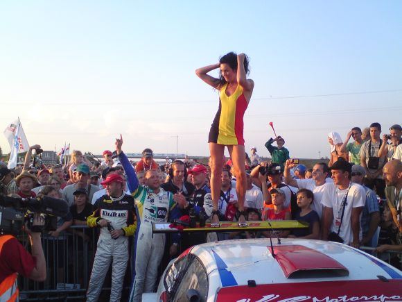 Šokėjos striptizas ant nugalėtojų automobilio „Omnitel 1000 km lenktynėse“ 2010 m. 