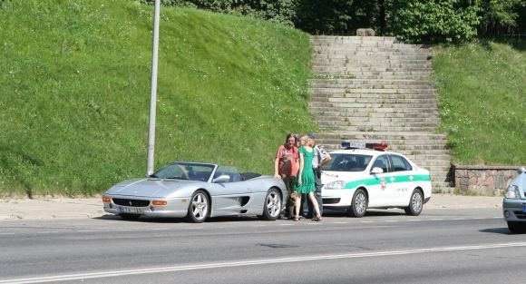 Kelininkų „siurprizo“ auka Vilniaus centre tapo „Ferrari F355“.