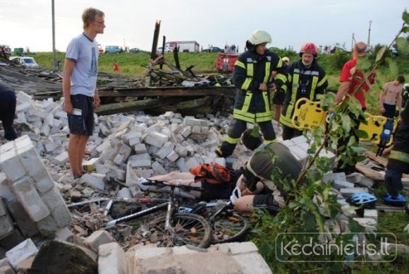 Konstrukcijos užgriuvo 20 dviratininkų