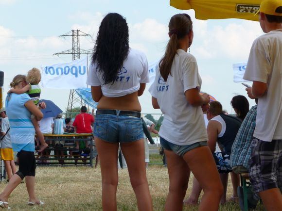 15min.lt skaitytojo Subaru nuotr./Gražiausios „Omnitel 1000 km lenktynių“ merginos traukia akį