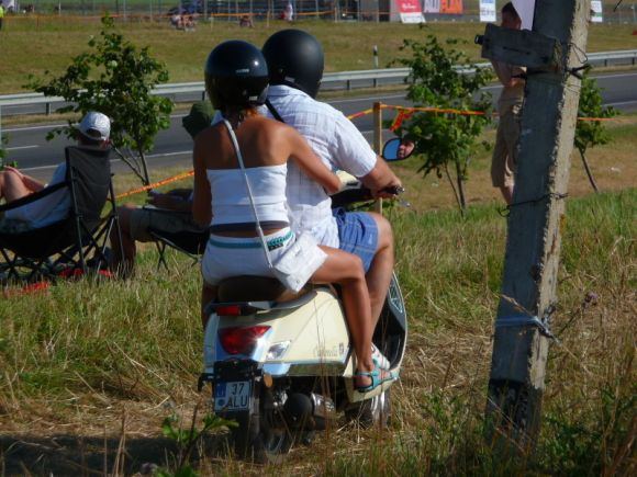 Gražiausios „Omnitel 1000 km lenktynių“ merginos traukia akį  