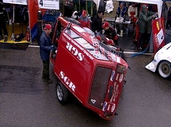 Kadras i&scaron; video transliacijos/&bdquo;Omnitel 1000 km lenktynėse&ldquo; &ndash; mechanikų i&scaron;radingumas