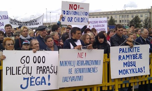 Lenkų protesto mitingas prie Lietuvos Respublikos Seimo rugsėjį.
