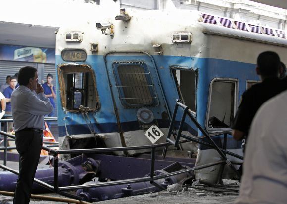 Buenos Airėse traukinys rėžėsi į peroną