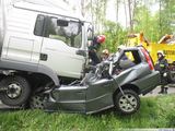 Kelių košmaras Lenkijoje: „Volvo V70“ su dviem lietuviais palindo po sunkvežimiu