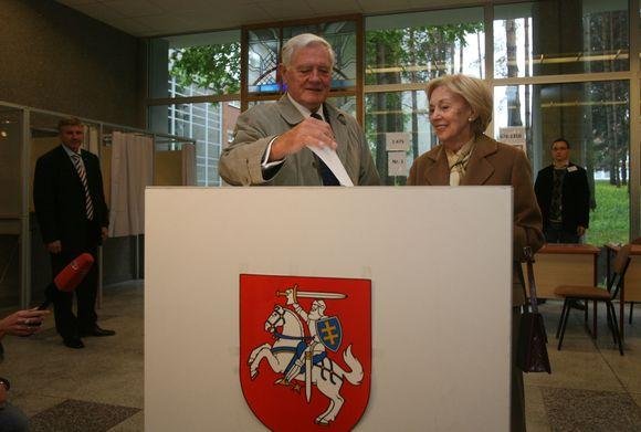 Valdas Adamkus balsavo kartu su žmona Alma.