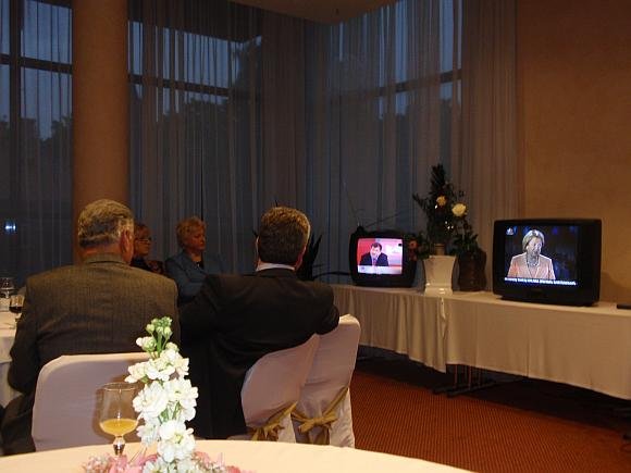 Stebimi iš karto keli televizoriai.