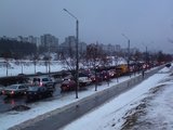 Arūno Iva&scaron;kevičiaus/15min.lt nuotr./Dėl nutrūkusių laidų daugybė Justini&scaron;kėse gyvenančių vilniečių &scaron;iandien vėlavo į darbą.