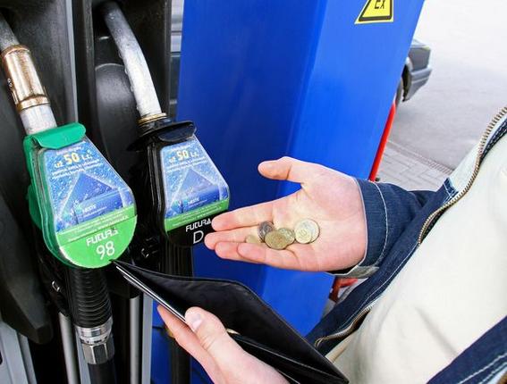 Populiariausio – A95 rūšies – benzino kaina kai kuriose degalinėse pasiekė 4,20 Lt, o litro dyzelino kaina perkopė 3,60 Lt už litrą.