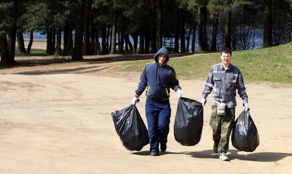 Akcijos „Darom 2009“ dalyviai Pilaitės mikrorajone.