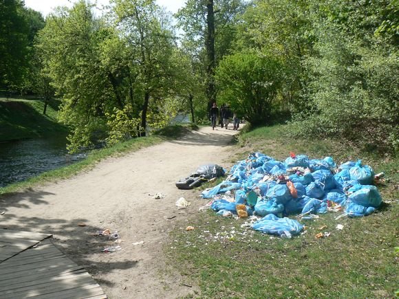 Šiukšlių maišai Trijų kryžių kalno papėdėje