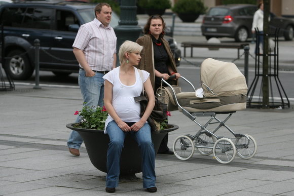 Seimas jau kelis kartus sumažino motinystės ir tėvystės išmokas.