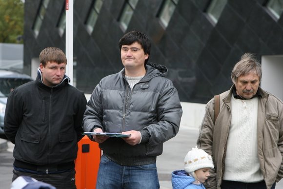  Susirinkusieji renka parašus po rezoliucija dėl vadinamųjų rezonansinių bylų „numarinimo“ ir reikalauja ne vieno pareigūno atsistatydinimo.