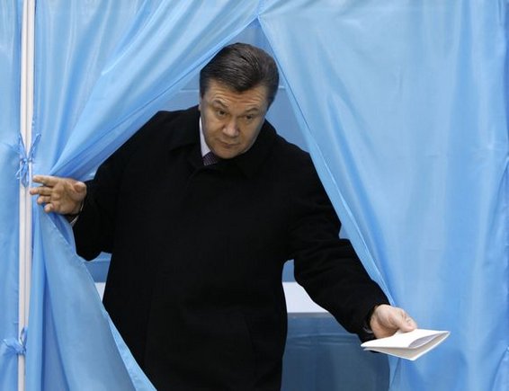 Kandidatas į prezidentus V.Janukovyčius atvyko atiduoti savo balso.