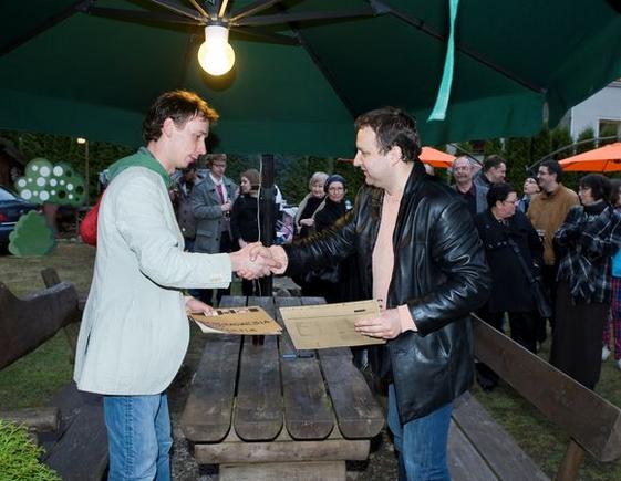 Sutartį abu Vytautai – Vytautas Kernagis jaunesnysis ir Vytautas Meištas – simboliškai pasirašė sodybos kieme, ant lauko stalo.