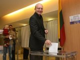 Irmanto Gelūno/15min.lt nuotr./Seimo pirmininkas Arūnas Valinskas atiduoda balsą EP rinkimuose.