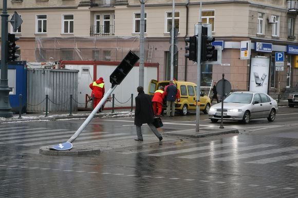 Gedimino prospekto gale stovintis šviesoforas ketvirtą kartą nukentėjo nuo tinkamo greičio nesugebančių pasirinkti vairuotojų. 