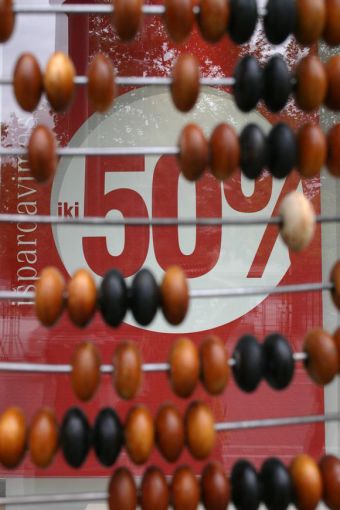 Asociatyvinė iliustracija: ilgapirščių nuolaidos nedomina – jiems visko reikia dykai.