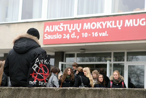 Aukštųjų mokyklų mugėje Kaune pora dešimčių universitetų, akademijų ir kolegijų prisistato būsimiems studentams, 2009-01-24.