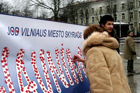 Miestelėnai galėjo įsiamžinti ant Valentino dienai skirto plakato klijuodami širdutes.