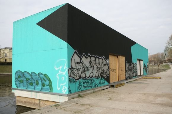Grafitų apipaišytą kultūros platformą „KultFlux“ šalia Mindaugo tilto ketinama perdažyti arba išmarginti profesionaliu gatvės stiliaus piešiniu, kad „tepliotojams“ neliktų vietos reikštis. 