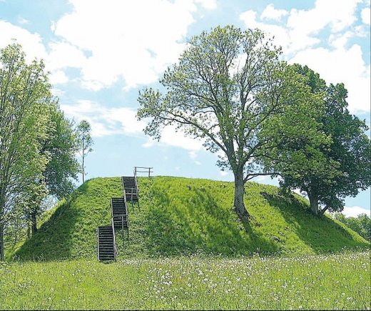 Čia, šalia Piliakalnių piliakalnio, manoma, yra Šv. Brunono žūties vieta.