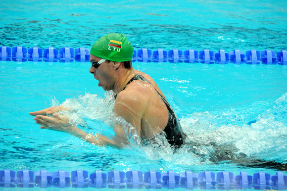 Vytautas Janušaitis dukart gerino  Lietuvos 100 m kompleksinio plaukimo rekordą.
