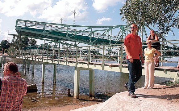 Po dvejus metus trukusių parengiamųjų ir rekonstrukcijos darbų šių metų rugpjūčio 28 dieną istorinis tiltas iškilmingai atidaromas ir vėl veiks papildytas automatinio valdymo technologijomis.