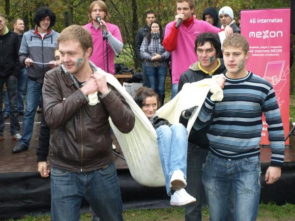 Nešimas paklodėse – viena smagiausių rungčių.