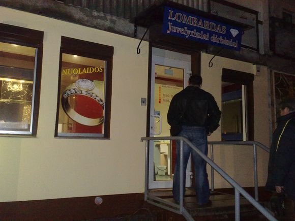 Vilniuje trys kaukėti ir ginkluoti nusikaltėliai apiplėšė lombardą.