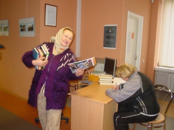 Panevėžio 9–osios vidurinės mokyklos bibliotekininkė D.Jucienė (kairėje) piktinasi dėl išjungto šildymo, bet stengiasi neprarasti humoro jausmo.