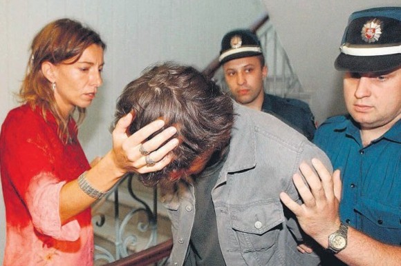 Buvusios žmonos palaikomas B.Cantat 2003 metų liepą atvedamas į teismą Vilniuje.